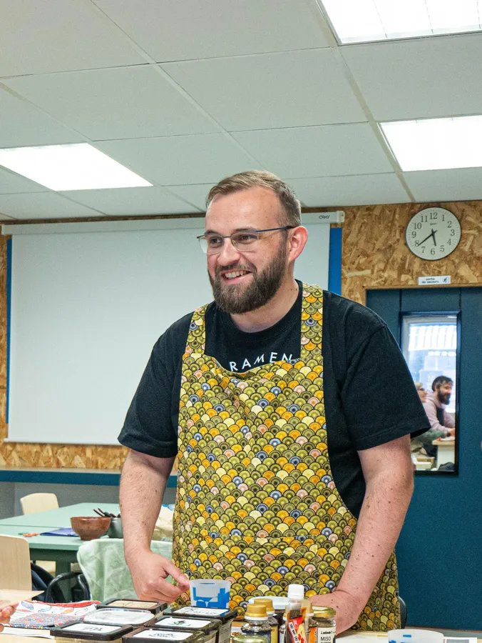 Alexandre, fondateur de Kojité, souriant à l'atelier